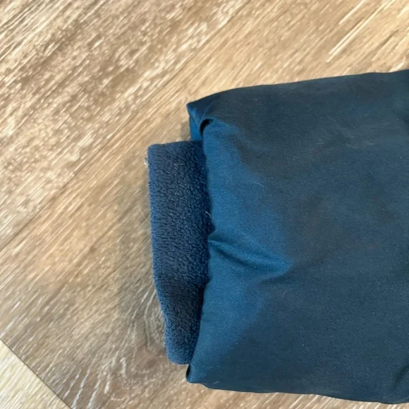 Gap puffer jacket. Girls size Medium(8-10) - Picture 4 of 7